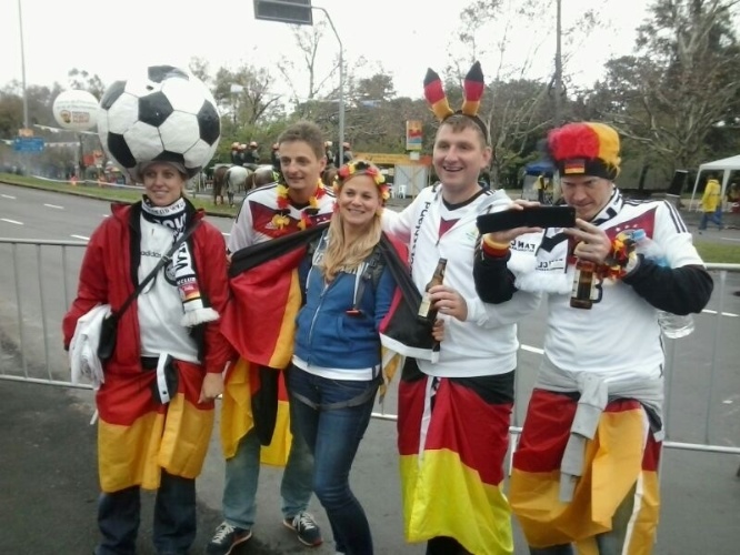 30.jun.2014 - Torcedores da Alemanha capricham na fantasia para ver o jogo contra a Argélia em Porto Alegre