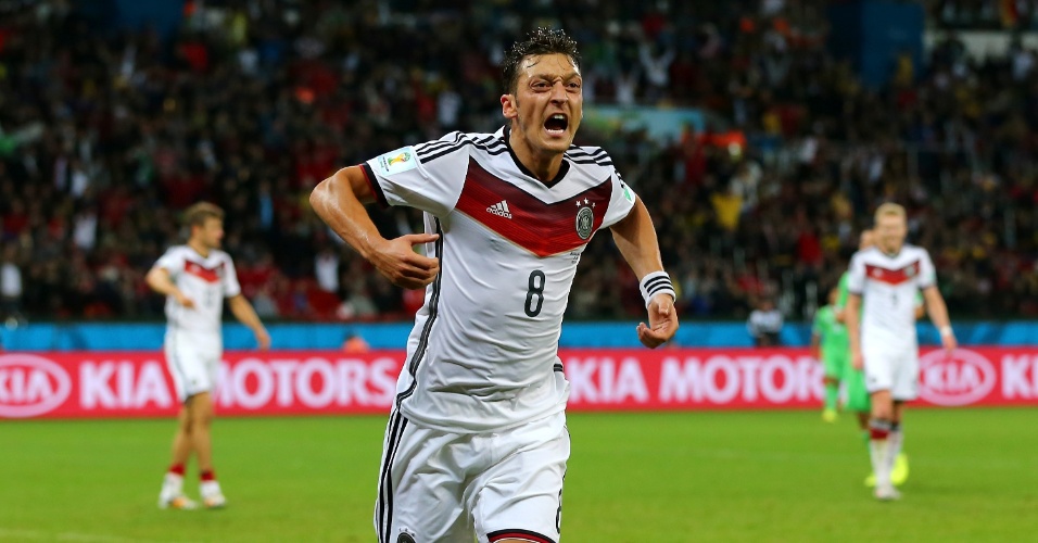 30.jun.2014 - Alemão Özil comemora o segundo gol da Alemanha na prorrogação contra a Argélia. A vitória por 2 a 1 colocou os alemães nas quartas de final da Copa, contra a França