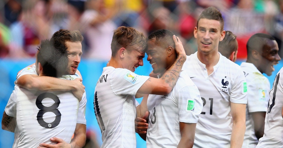30.jun.2014 - Antoine Griezmann comemora com Patrice Evra a classificação francesa para as quartas de final da Copa do Mundo