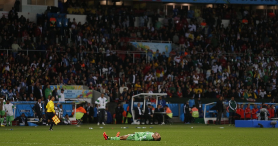 30.jun.2014 - Argelino Slimani fica caído no gramado após a derrota para a Alemanha por 2 a 1, que eliminou os africanos nas oitavas de final da Copa
