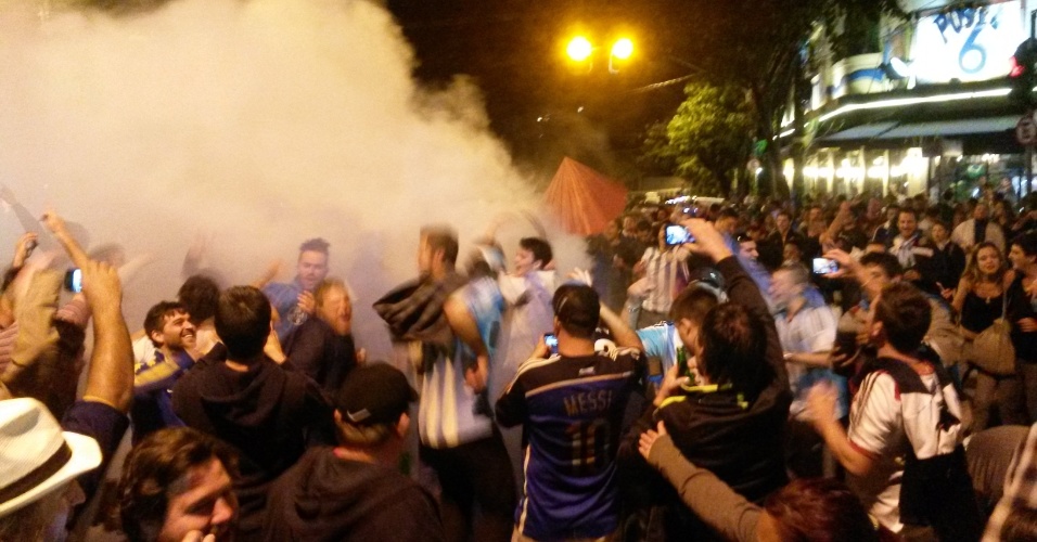 Argentinos chegam cantando e trazendo fumaça à Vila Madalena
