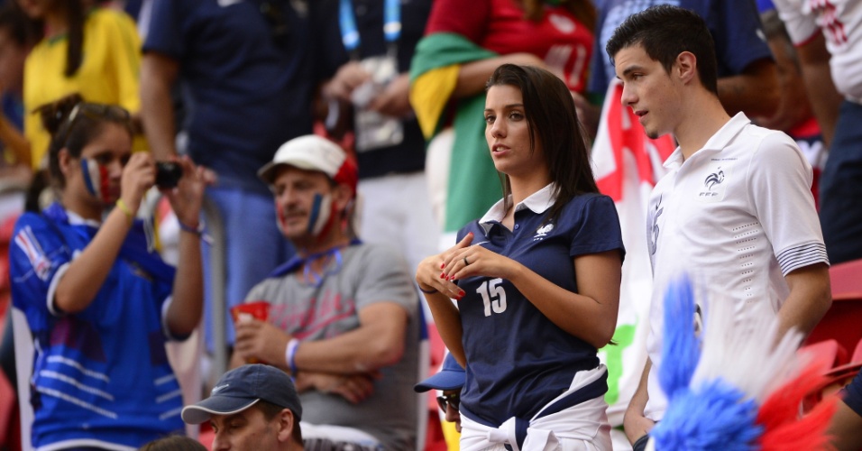30.jun.2014 - Bela torcedora da França aguarda o início do jogo contra a Nigéria