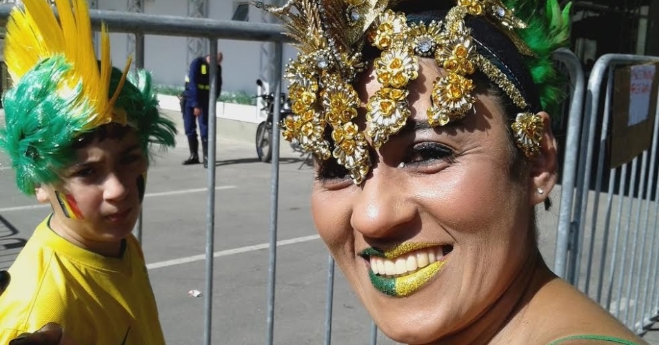 Claudia Mattos pinta torcedores no Itaquerão antes de jogos da Copa do Mundo