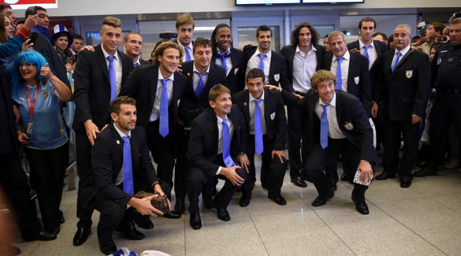 Delegação da seleção do Uruguai chega ao Aeroporto Internacional de Montevidéu após eliminação da Copa