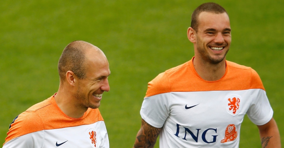 Destaque na classificação da Holanda para as quartas de final, Robben (esq.) e Sneijder sorriem durante treino na Gávea, no Rio de Janeiro