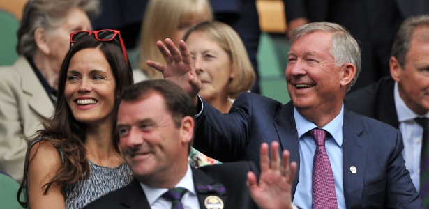 Ex-treinador do United, Alex Ferguson sorri durante uma partida em Wimbledon - GLYN KIRK/AFP