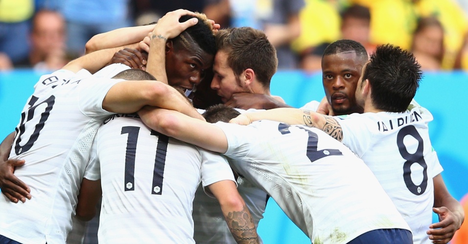 30.jun.2014 - Franceses comemoram o gol de Pogba, que abriu o placar contra a Nigéria no Mané Garrincha
