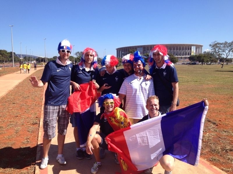 30.jun.2014 - Franceses se divertem nos arredores do Mané Garrincha antes do jogo contra a Nigéria