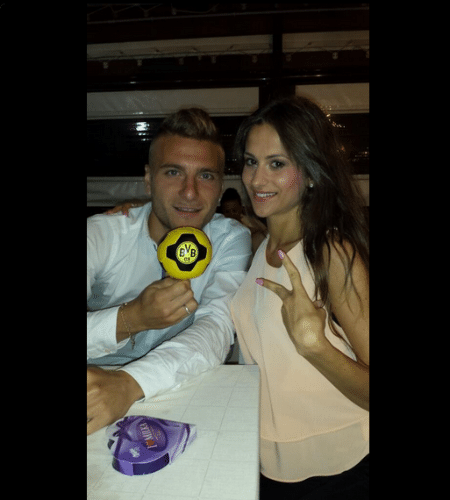 Immobile celebra com a namorada a transferência para o Borussia Dortmund após a eliminação com a Itália na fase de grupos da Copa