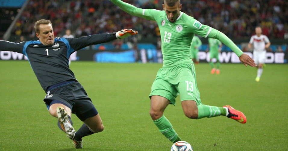 30.jun.2014 - Islam Slimani, da Argélia, domina a bola e o goleiro alemão Manuel Neuer precisa sair da área como zagueiro, no Beira-Rio