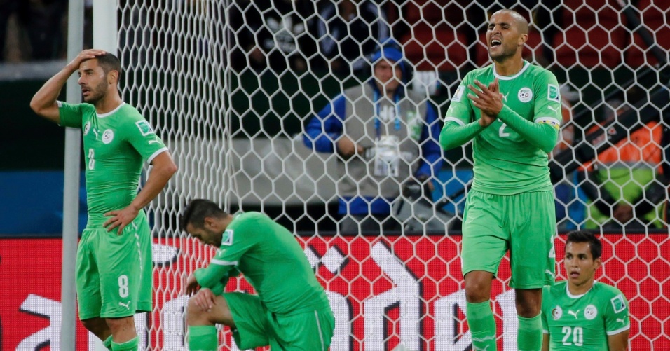 30.jun.2014 - Jogadores da Argélia tentam se recompor após levar o segundo gol da Alemanha na prorrogação. Os europeus venceram por 2 a 1 no Beira-Rio e avançaram para as quartas de final