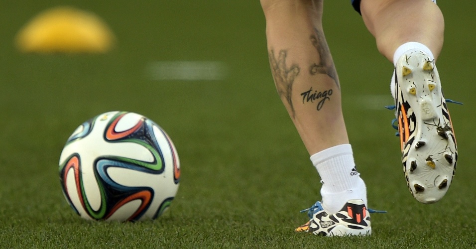 Lionel Messi controla a bola no treino da Argentina. Jogador tem tatuagem na perna esquerda com o nome do filho: Thiago