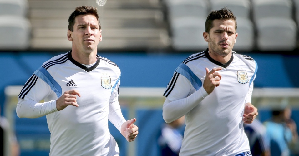 Lionel Messi e Fernando Gago correm em treino da Argentina, no Itaquerão