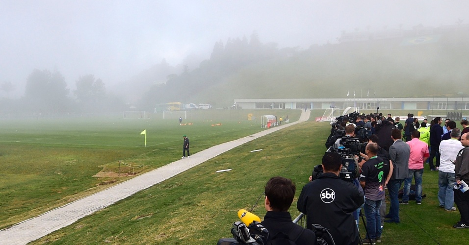 Neblina toma conta da Granja Comary no treino da seleção brasileira desta segunda-feira