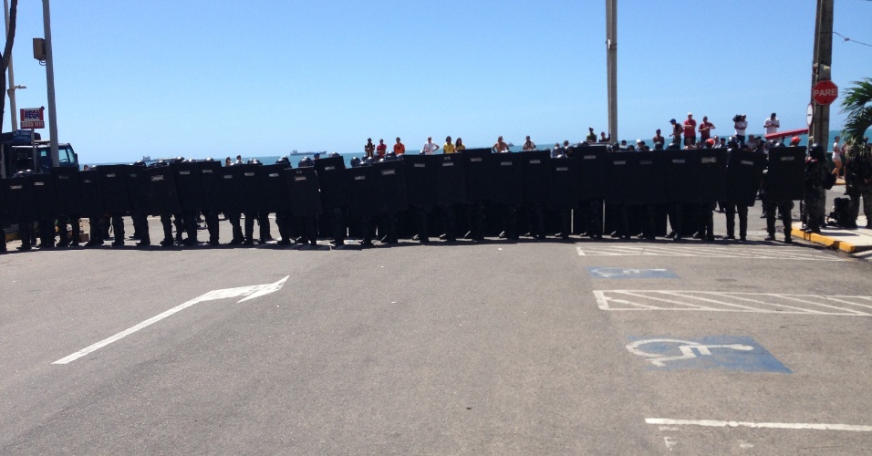 Polícia faz cordão na fan fest de Fortaleza para tentar inibir protesto