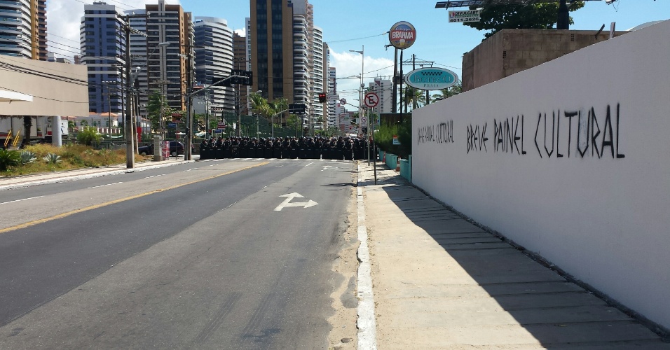 Polícia faz cordão na fan fest de Fortaleza para tentar inibir protesto