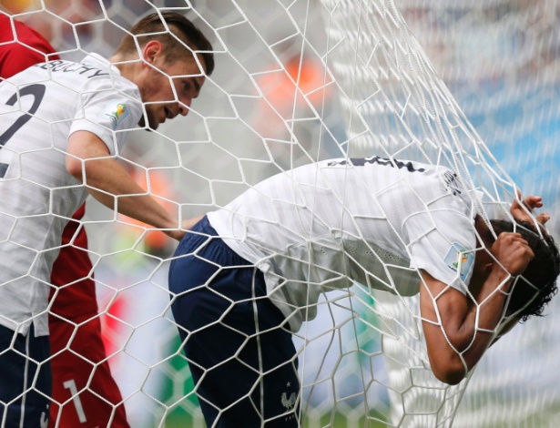 30.jun.2014 - Raphael Varane fica enroscado na rede durante a vitória da França por 2 a 0 contra a Nigéria no Mané Garrincha