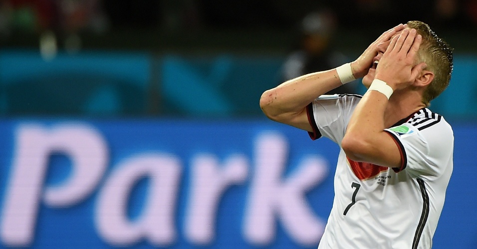 30.jun.2014 - Schweinsteiger, da Alemanha, leva as mãos à cabeça depois de lance perdido contra a Argélia, no Beira-Rio