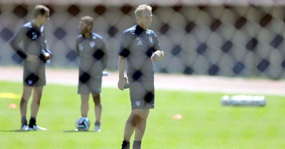 Técnico dos Estados Unidos, Jürgen Klinsmann comanda treino da seleção, em Salvador. Estado Unidos enfrentam a Bélgica nesta teça-feira