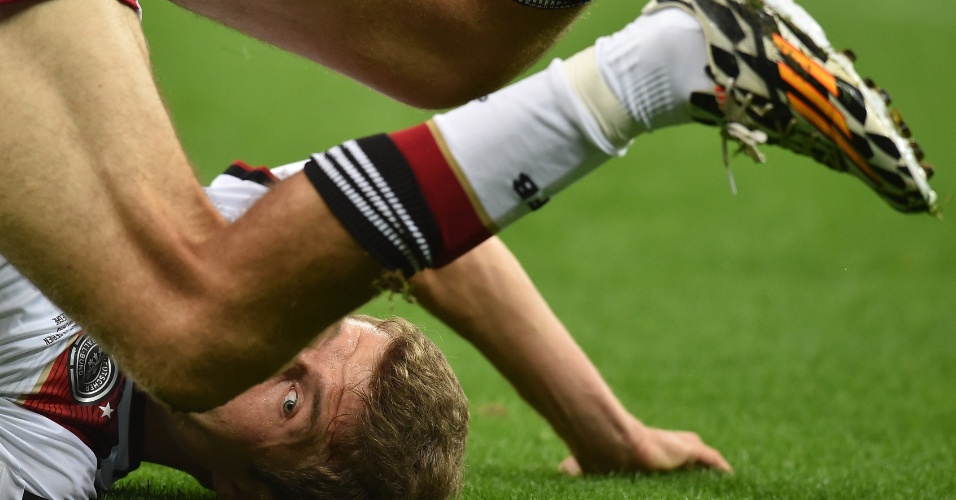 30.jun.2014 - Thomas Müller, da Alemanha, se contorce no primeiro tempo equilibrado contra a Argélia, no Beira-Rio