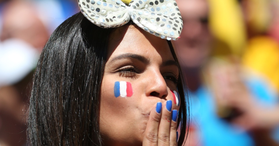 Torcedora francesa manda beijo antes do jogo contra a Nigéria no estádio Nacional, em Brasília