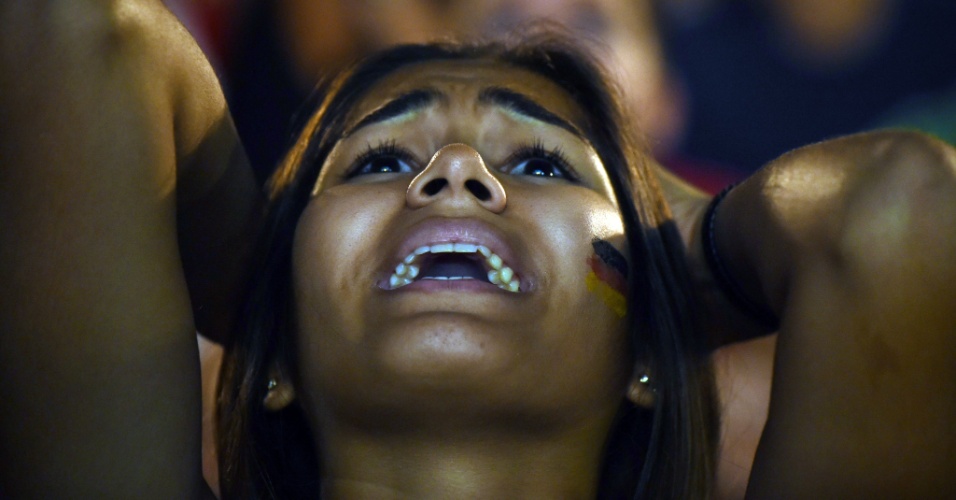 Torcedora nervosa ao assistir ao jogo entre Alemanha e Argélia da Fan Fest do Rio de Janeiro