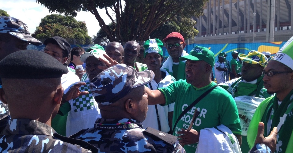 30.jun.2014 - Torcedores nigerianos sem ingresso causam confusão na entrada do estádio Mané Garrincha