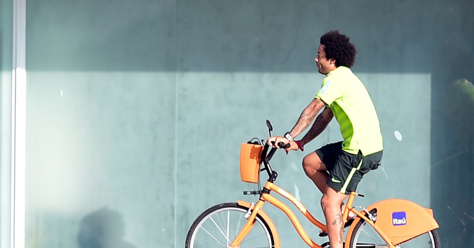 01.07.2014 - Lateral Marcelo chega ao treino da seleção brasileira usando bicicleta