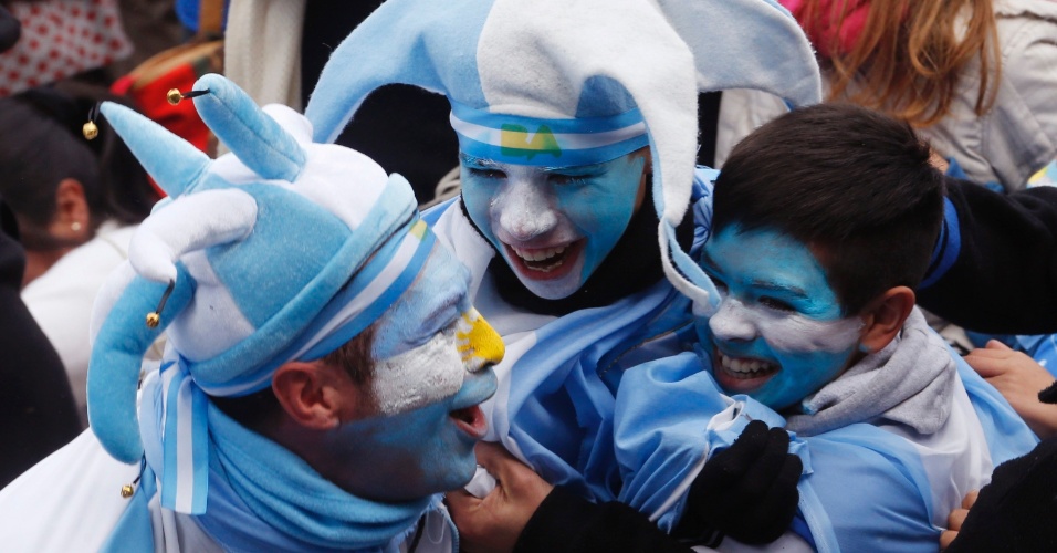 01.jul.2014 - Na capital do país, argentinos fazem festa com classificação para as quartas de final da Copa do Mundo