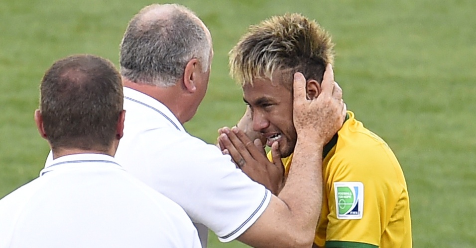 28.jun.2014 - Neymar chora e é consolado pelo técnico Luiz Felipe Scolari após a vitória do Brasil nos pênaltis sobre o Chile