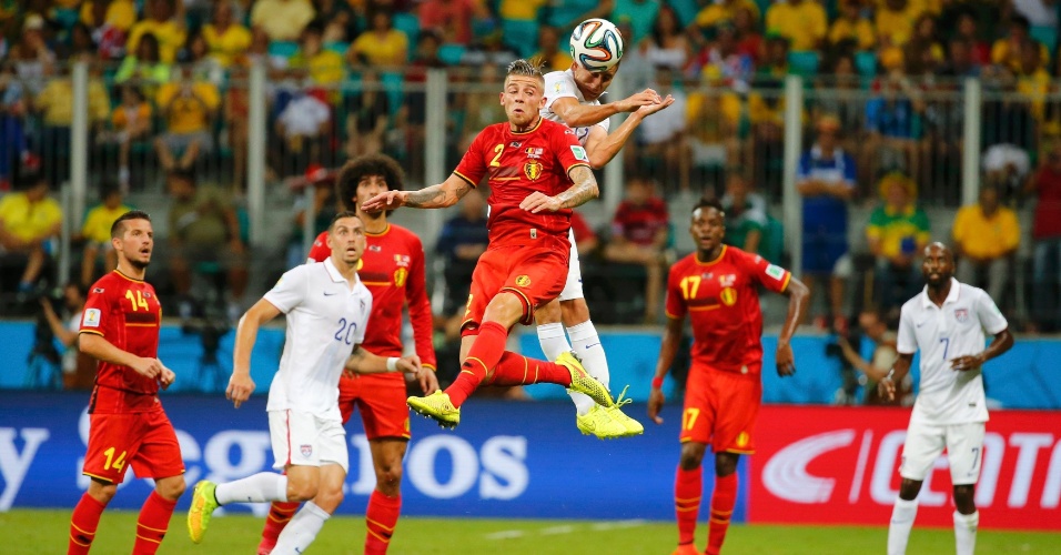 01.jul.2014 - Alderweireld e Bedoya pulam alto para disputar bola durante partida entre Bélgica e Estados Unidos
