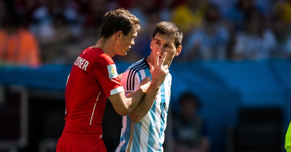 01.jul.2014 - Argentino Messi reclama com o suíço Lichtsteiner, após sofrer falta no Itaquerão