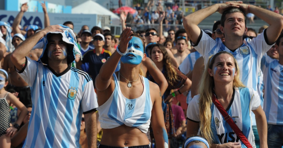 Argentinos não esconderam a tensão enquanto assistiam ao jogo contra a Suíça na Fan Fest do Rio de Janeiro