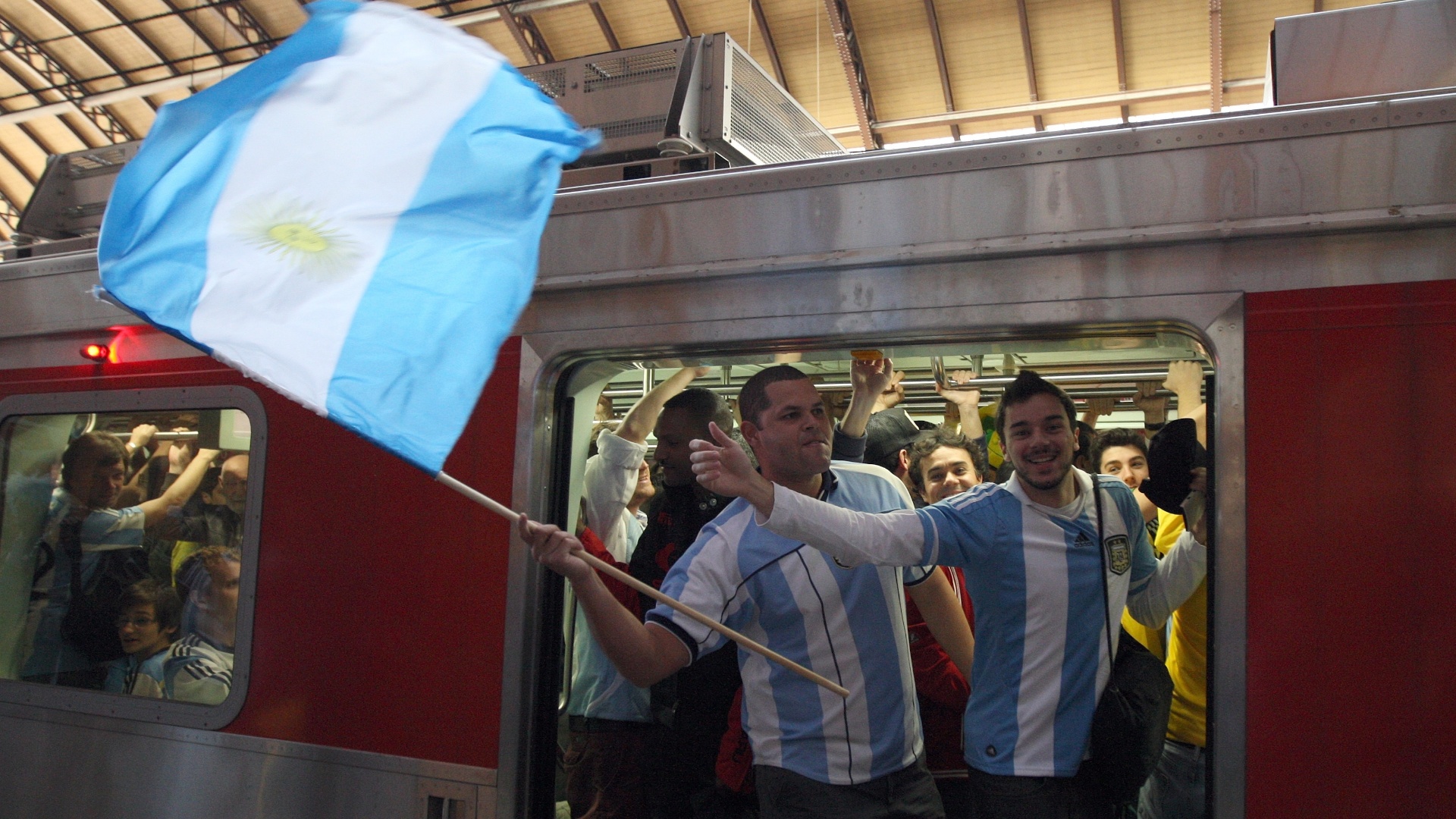 01.jul.2014 - Argentinos pegam o Expresso Copa rumo ao Itaquerão para o jogo contra a Suíça