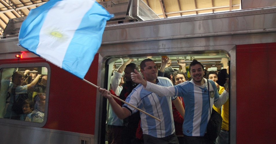 01.jul.2014 - Argentinos pegam o Expresso Copa rumo ao Itaquerão para o jogo contra a Suíça