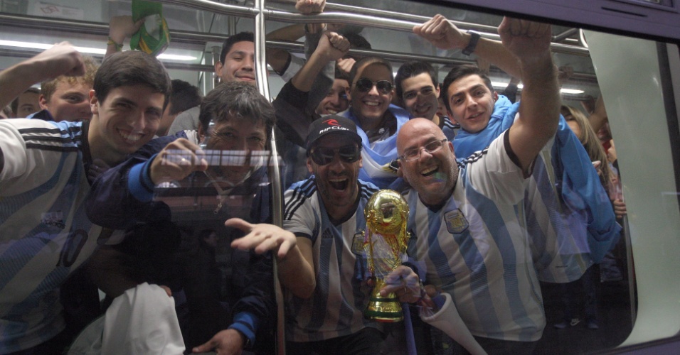 Argentinos pegam o Expresso Copa rumo ao Itaquerão para o jogo contra a Suíça
