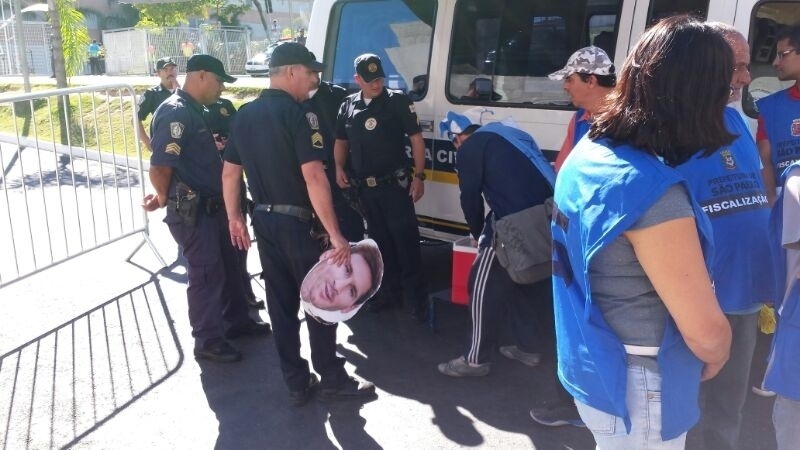 01.jul.2014 - Argentinos tem veículo fiscalizado por agentes da prefeitura nas proximidades do Itaquerão