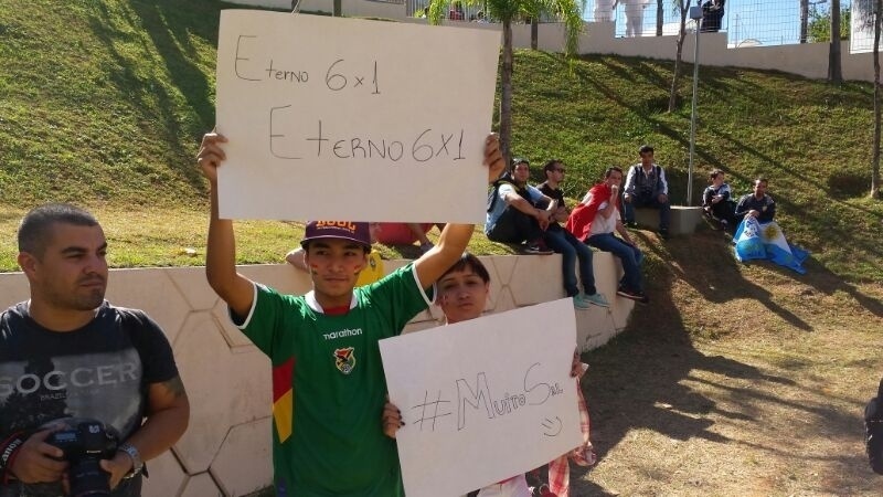 01.jul.2014 - Bolivianos provocam os argentinos ao relembrar goleada de sua seleção em 2009