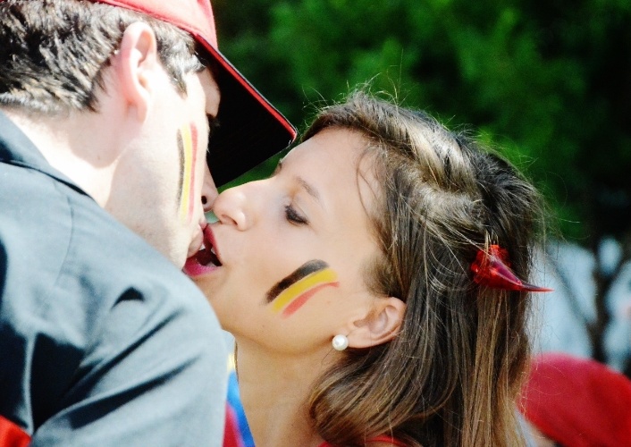 01.jul.2014 -  Casal belga troca beijo na região do Pelourinho antes de duelo contra os EUA, na Fonte Nova
