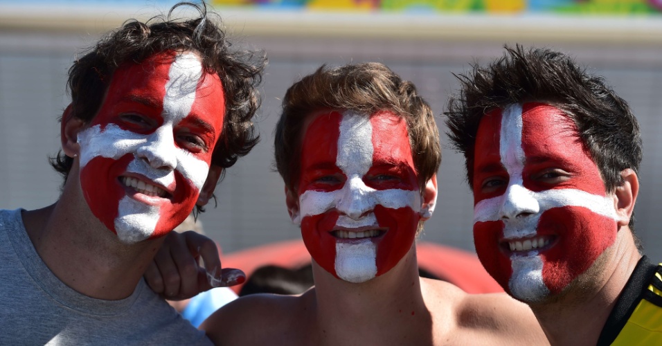 01.jul.2014 - Com rosto pintado, torcedores suíços chegam para a partida contra a Argentina