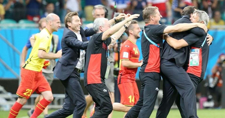 01.jul.2014 - Comissão técnica da Bélgica comemora após a equipe vencer os Estados Unidos e garantir uma vaga nas quartas de final da Copa do Mundo