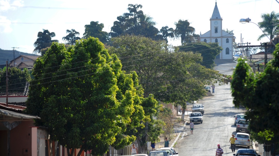 Rua principal de Serra da Saudade concentra a maior movimentação da cidade, com uma padaria, uma escola e a prefeitura - Junior Lago/UOL