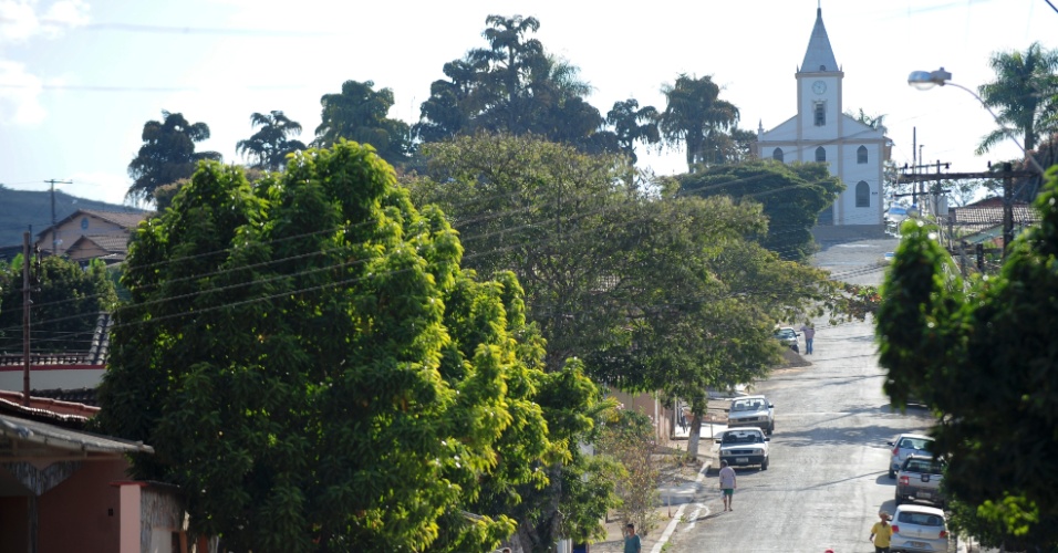 Rua principal de Serra da Saudade concentra a maior movimentação da cidade, com uma padaria, uma escola e a prefeitura
