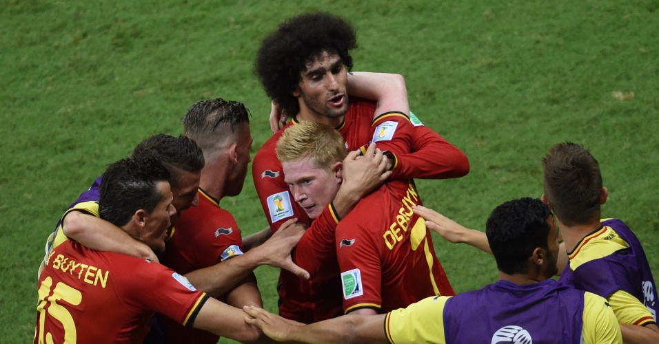 01.jul.2014 - De Bruyne comemora com seus companheiros após marcar para a Bélgica contra os Estados Unidos