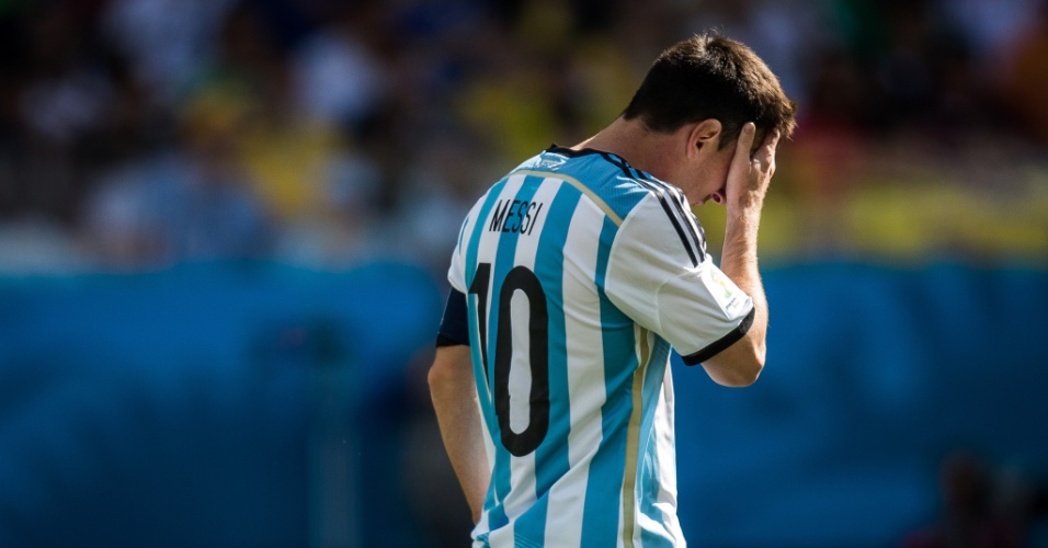 01.jul.2014 - Depois de tentar por 90 minutos, Messi mostra cansaço durante a prorrogação contra a Suíça, no Itaquerão