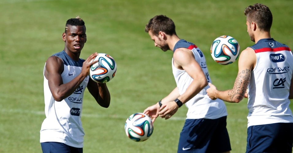 Destaque nas oitavas de final, Paul Pogba (esq.) segura a bola durante treino da França, que se prepara encarar a Alemanha nas quartas