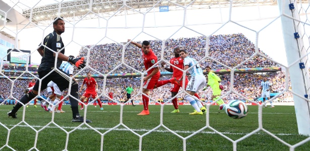 Torcedores foram ver Argentina e Suíça, mas os assentos não estavam lá - Clive Rose/Getty Images