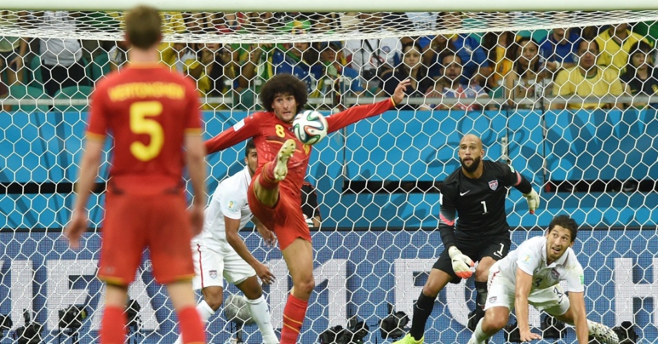 01.jul.2014 - Fellaini dominou livre na área, mas não conseguiu superar o goleiro Howard e marcar para a Bélgica