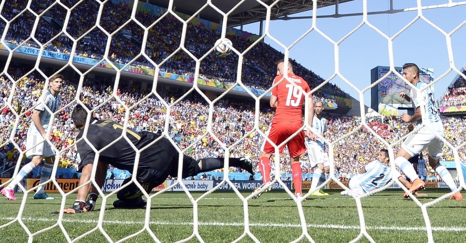 01.jul.2014 - Goleiro argentino Romero faz defesa após ataque da Suíça durante o jogo no Itaquerão, pelas oitavas de final da Copa