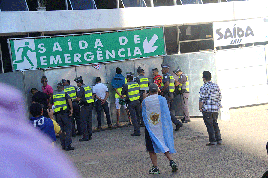 Grupo de torcedores xenofóbicos detido depois de provocar confusão na multidão